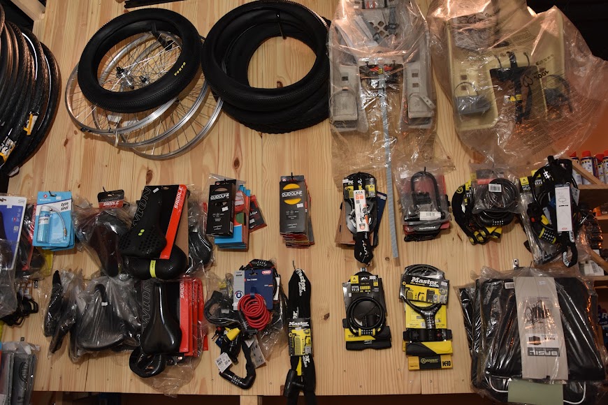Accessoires, antivols et pièces exposés au magasin