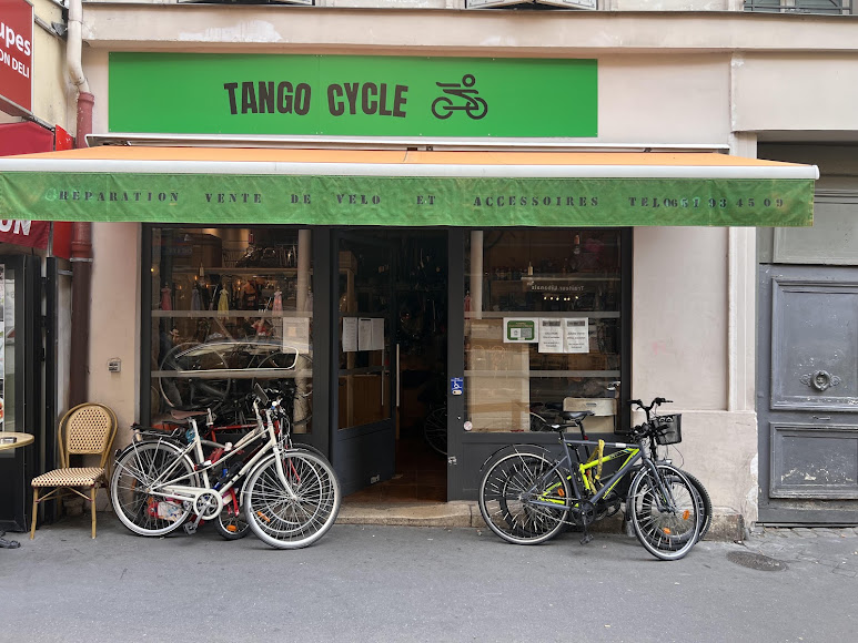 La devanture verte Tango Cycle et les vélos devant la boutique