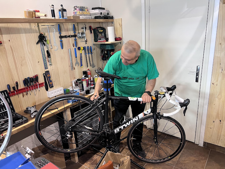 Un réparateur travaille sur un vélo dans l’atelier Tango Cycle