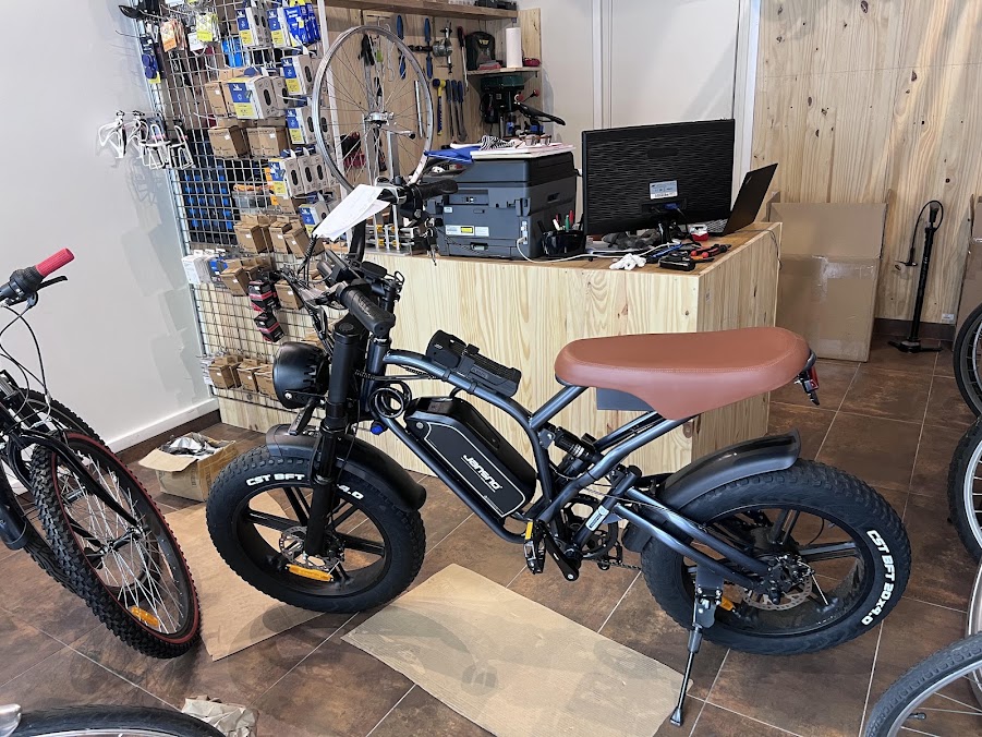 Un vélo présenté à l’intérieur du magasin